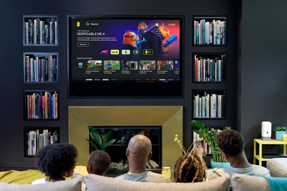 a family streams on EE TV with the new EE Smart Hub Pro on broadband