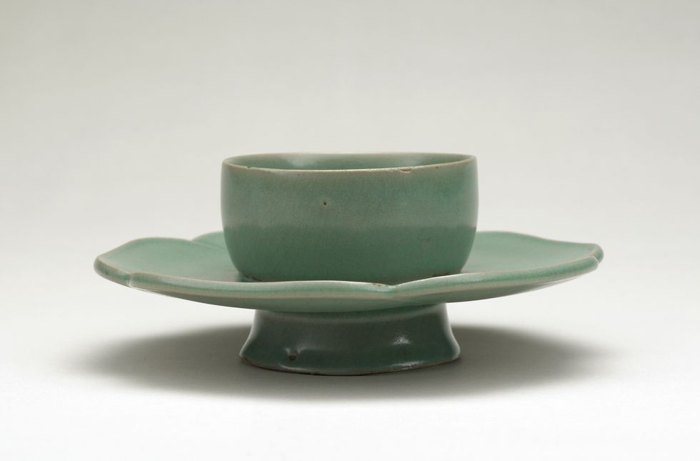 A Ru ware bowl stand with a flange in the shape of a flower