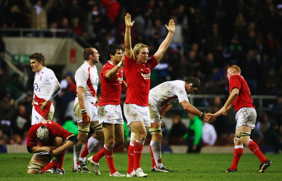 Alix Popham (C) of Wales celebrates as the final whistle blows during the RBS Six Nations Championship match between England and Wales at Twickenham on February 2, 2008