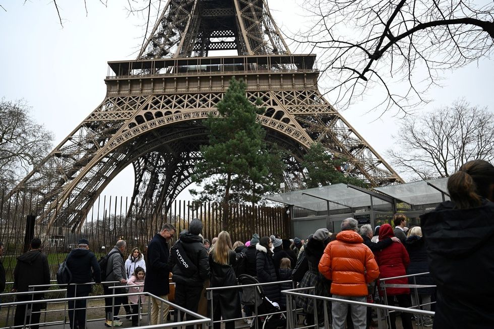 An image of confused tourists near the Eiffel Tower