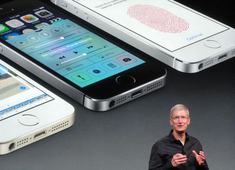 apple ceo tim cook on stage introducing the iphone 5s