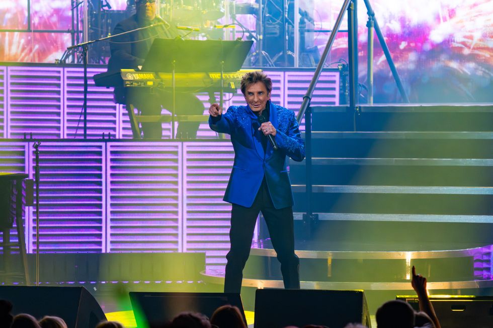 Barry Manilow fans delighted to see 80-year-old looking 'better ...