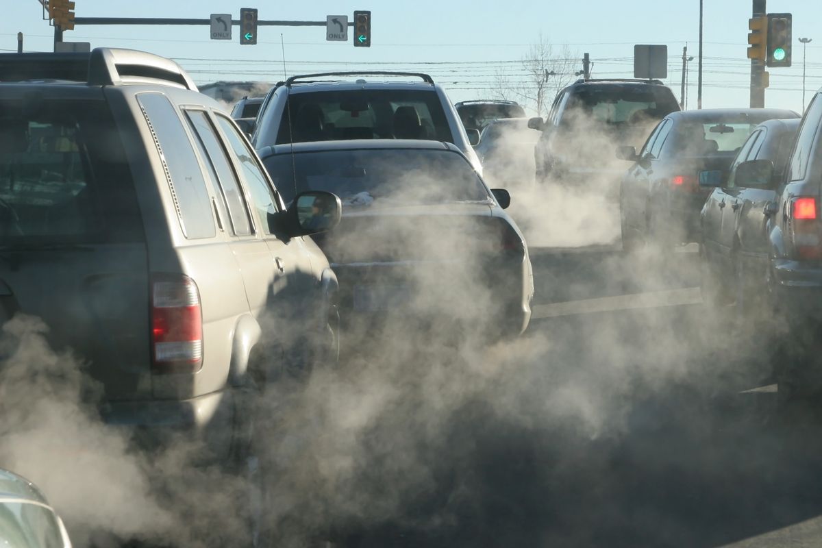 Выхлопные газы машин. Загрязнение выхлопными газами. Автомобильные выхлопы. Загрязнение воздуха автотранспортом. Автомобильные выбросы в атмосферу.