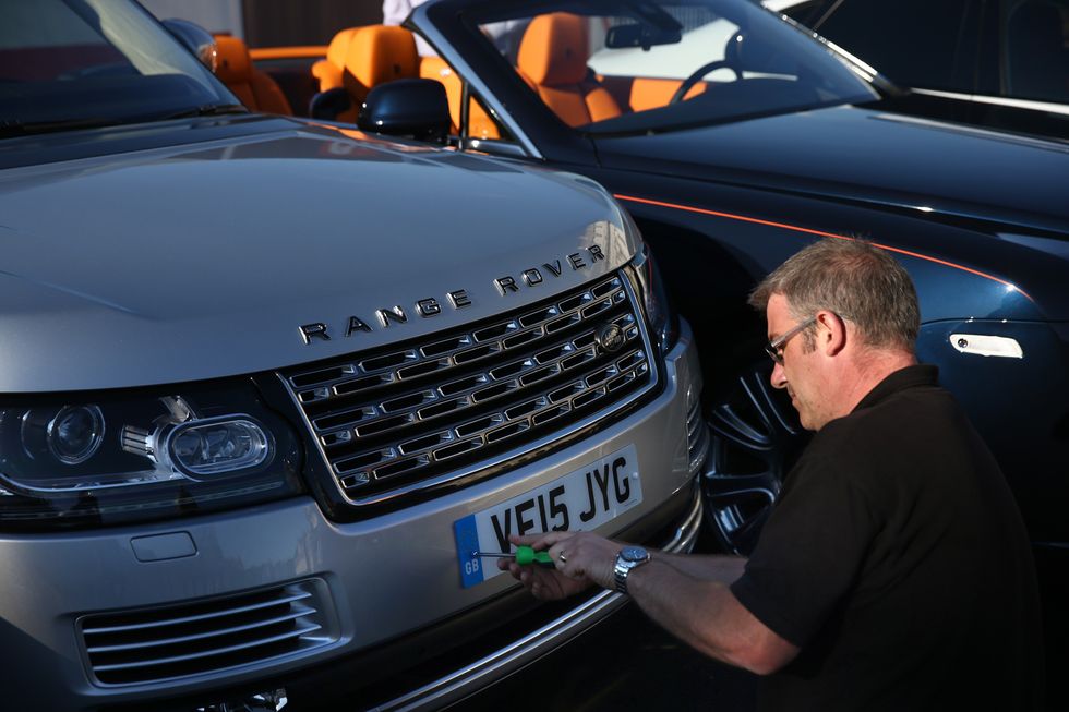 Changing the number plate on a Land Rover 