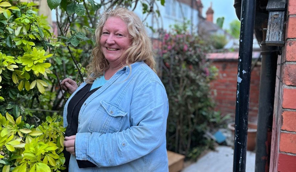 Bbc Garden Rescue Star Charlie Dimmock Applauded After Transforming