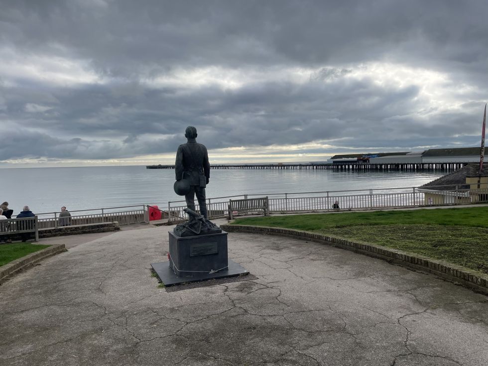 Columbine's statue facing the pier