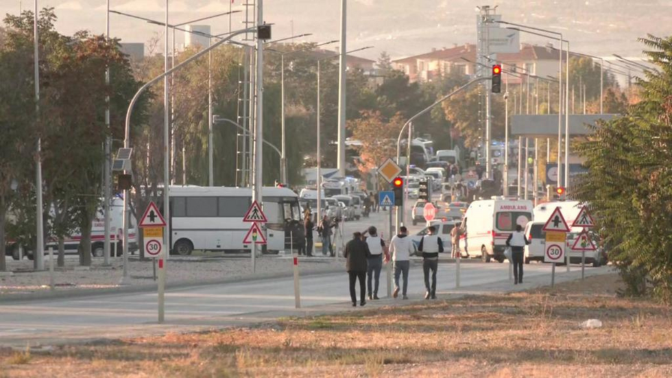 Crowds and emergency services in Ankara