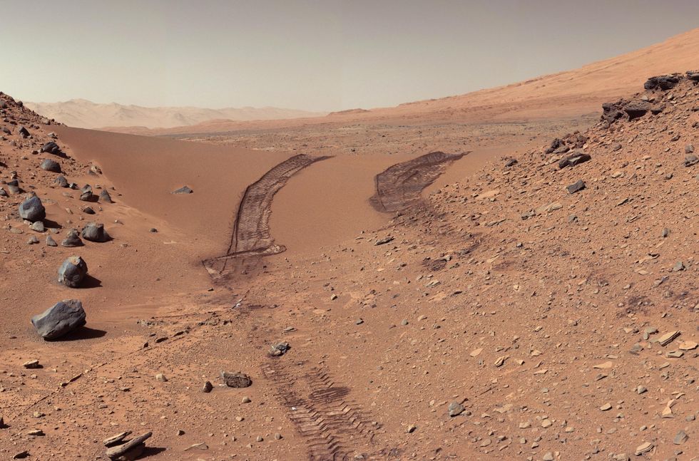 Curiosity rover tracks Mars