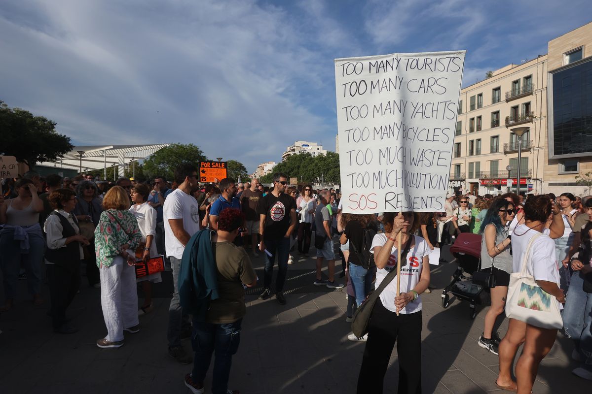 Dozens of people during a demonstration against tourist overcrowding and for decent housing