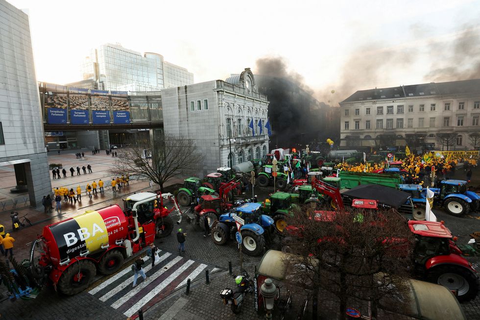 Farmers outside European parliament