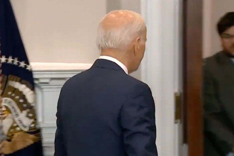 Joe Biden bỏ đi