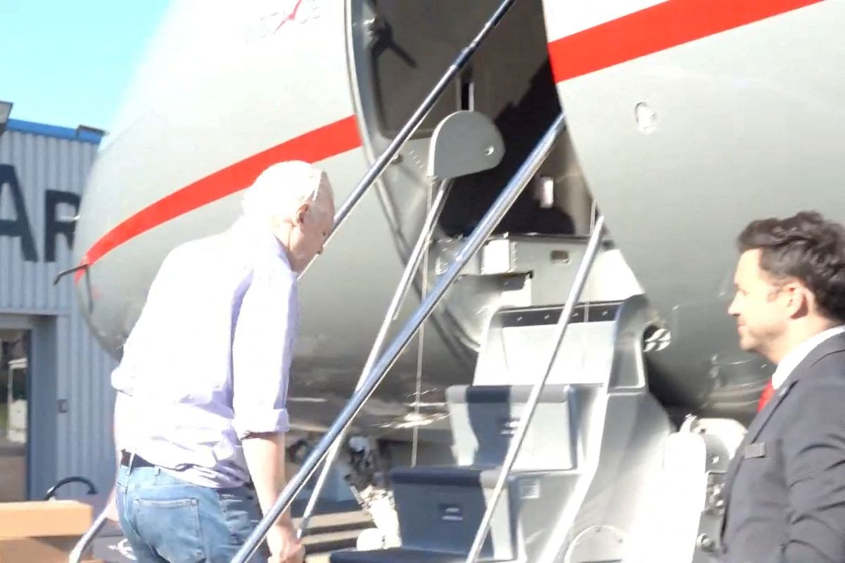 ​Julian Assange boarding a plane in London
