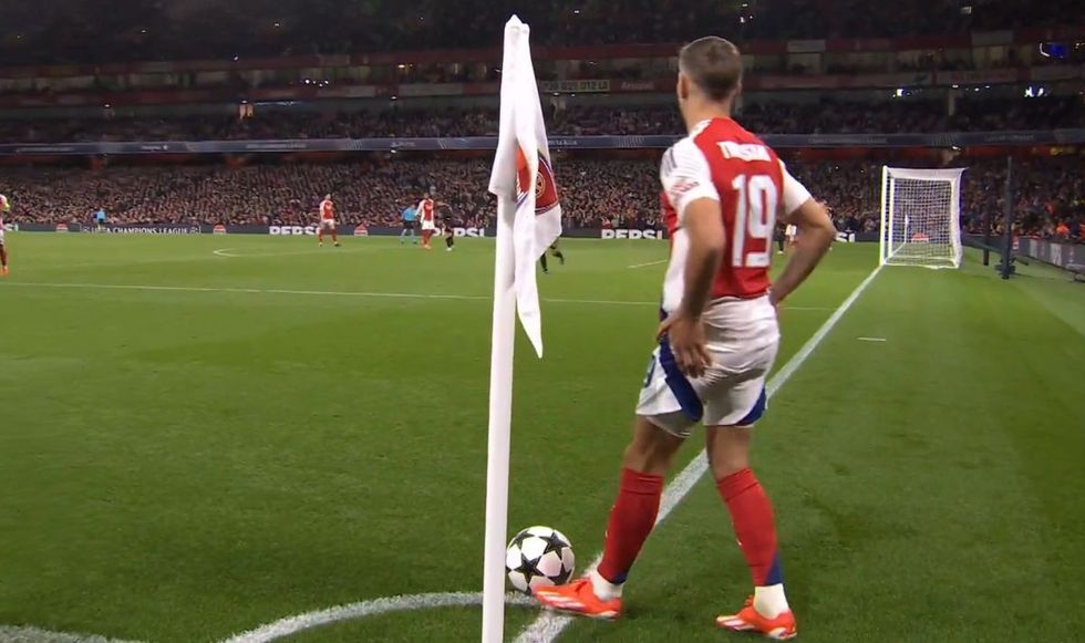 Leandro Trossard took a corner with his weaker foot like Santi Cazorla