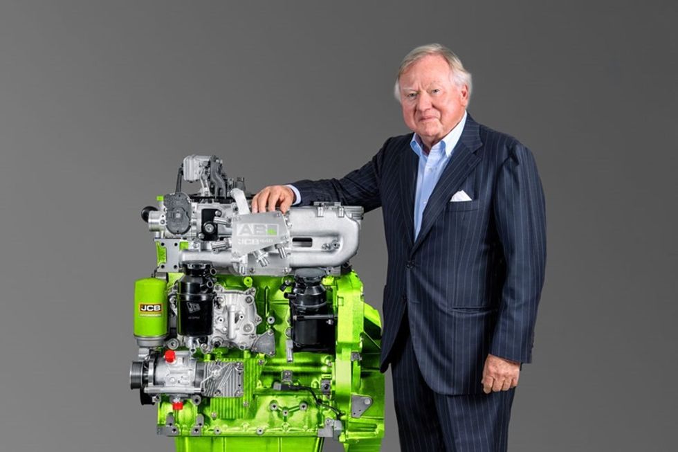 Lord Bamford with the JCB hydrogen engine u200b