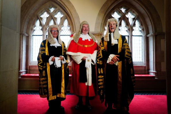 Zoti Shefi i Drejtësisë Burnett i Maldon (në mes) dhe Master of the Rolls Sir Geoffrey Vos (majtas) me Lord Justice Fulford (djathtas)