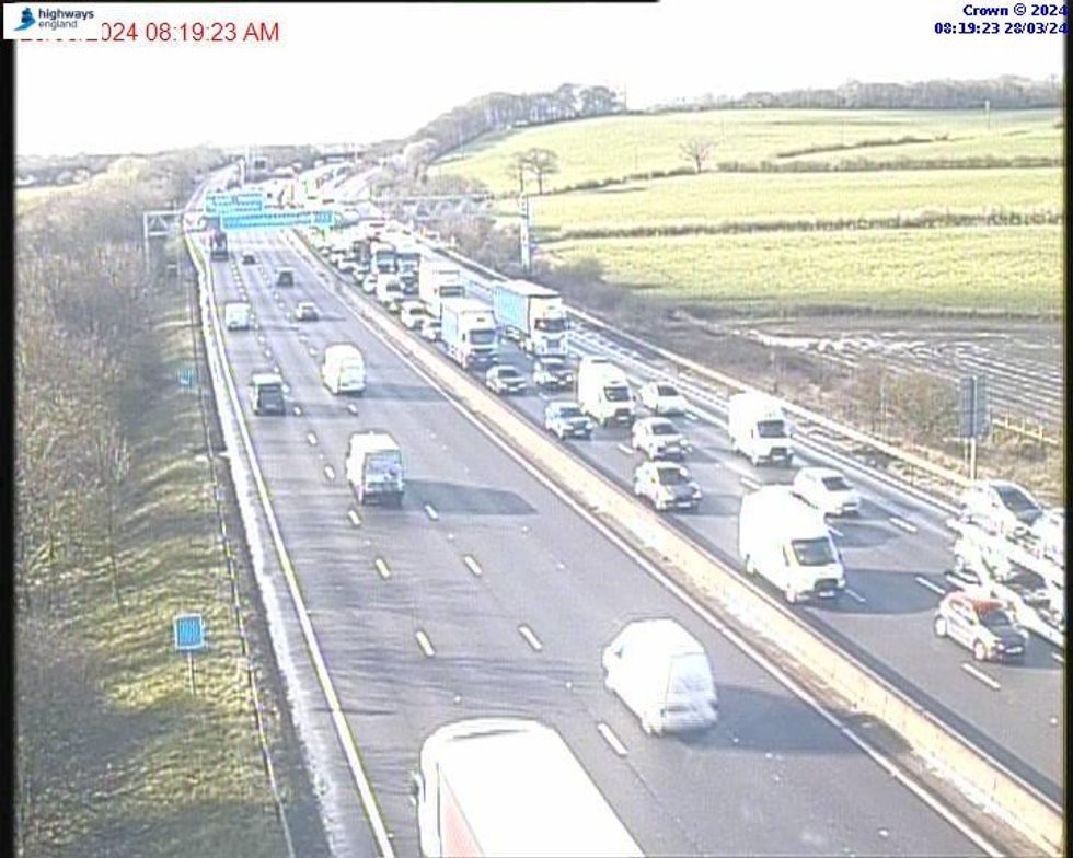 M1 traffic: Drivers warned of traffic chaos after HGV fire causes six ...