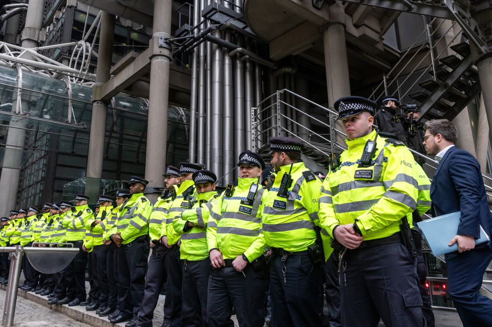 Metropolitan Police officers cordon