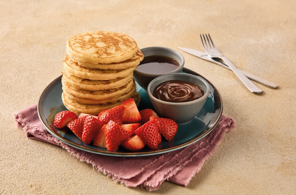 Pancakes with strawberries and dips