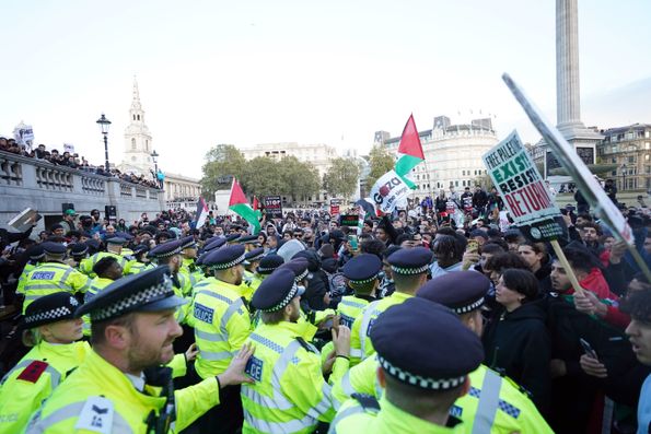 Oficerët e policisë dhe protestuesit përleshen në sheshin Trafalgar gjatë një marshimi për Palestinën në Londër