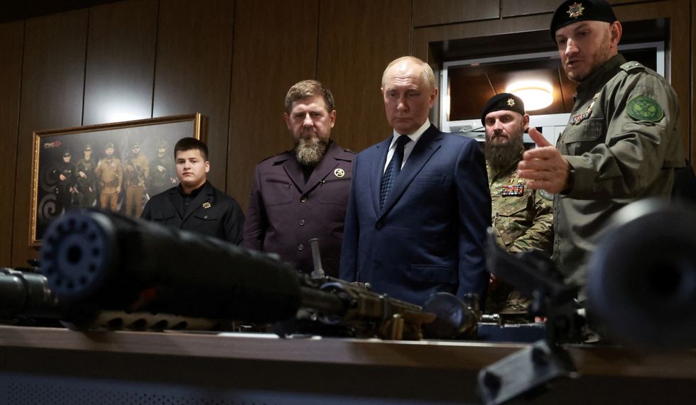 Putin inspects gun with Ramzan Kadyrov