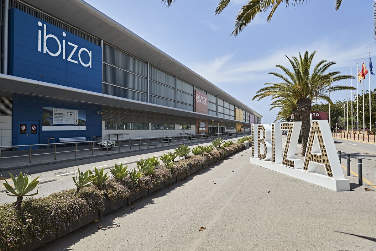 Ryanair 'bomb threat' sparks urgent closure of Ibiza airport as passenger pulled from plane
