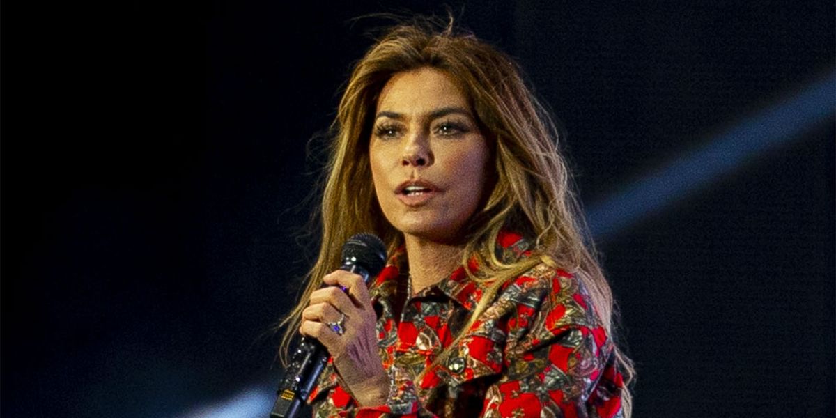 Expert names three signs that singer was ‘unsafe’ during ‘car crash’ at Glastonbury concert