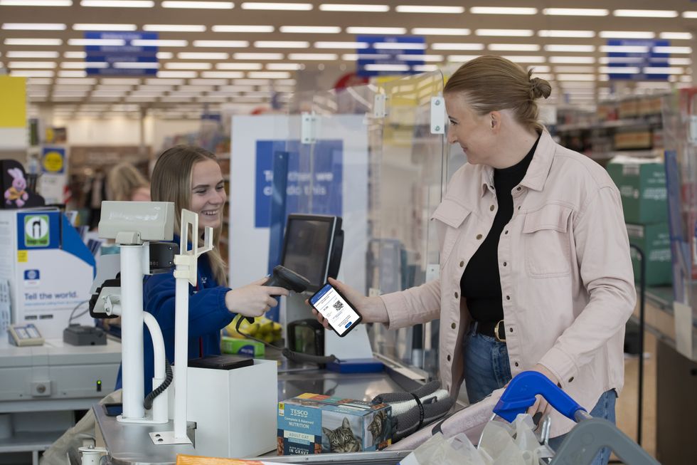 Tesco shopper uses Clubcard app at till