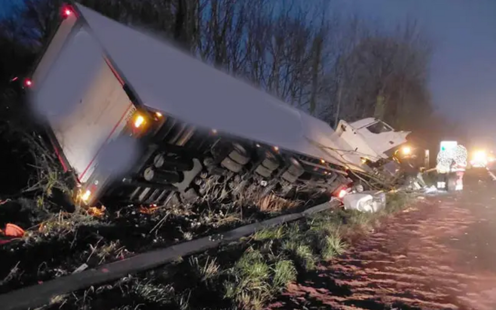 The Heavy Goods Vehicle (HGV) struck a safety barrier between junctions seven and eight of the M40