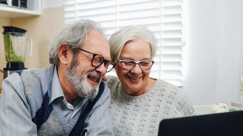 Tow pensioners looking at a computer screen