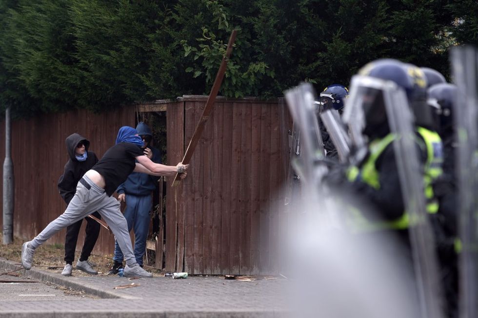 u200b Riot police clash with anti-migration protesters outside of the Holiday Inn Express in Manvers