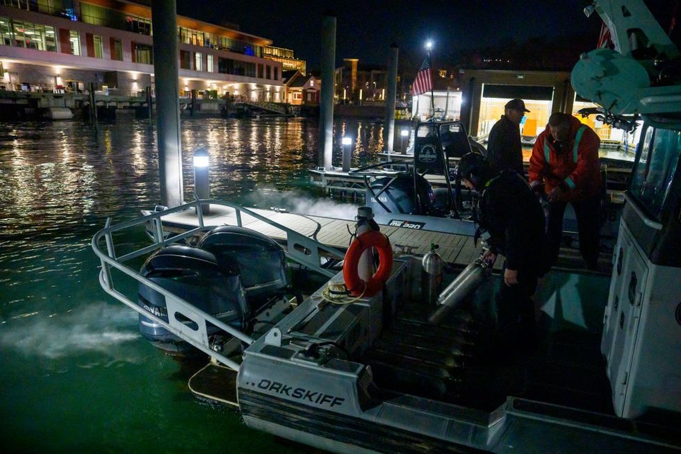 u200bAn emergency response team with Washington, DC Fire and EMS and DC Police load diving equipment on a boat to continue working the scene of airplane wreckage