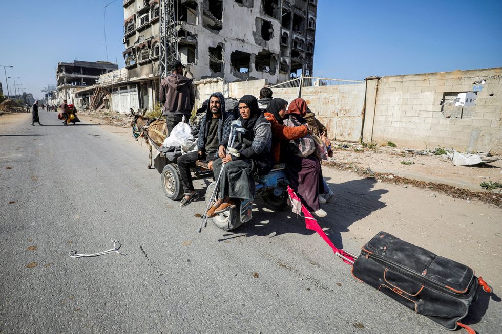 \u200bDisplaced Palestinians make their way after fleeing the northern part of Gaza