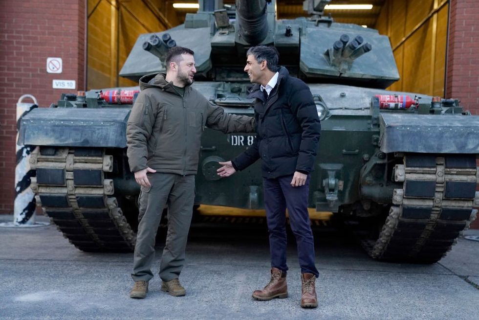 u200bFormer PM Rishi Sunak and Ukrainian President Zelensky meet Ukrainian troops being trained to command Challenger 2 tanks at a military facility in February