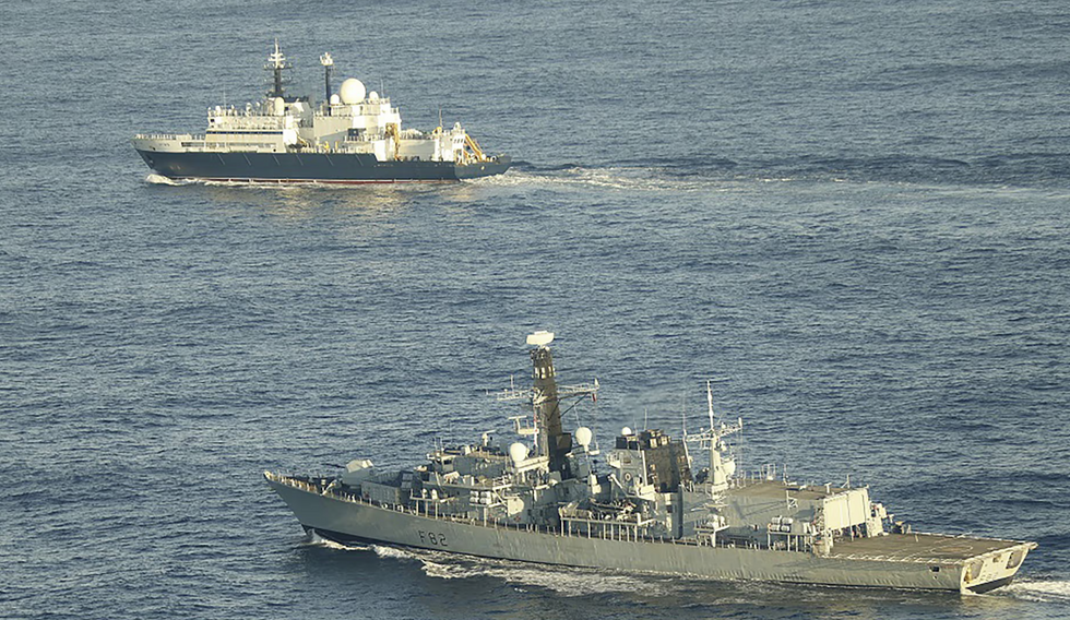 u200bHMS Somersetu200bHMS Somersetu200bu200b flanking a Russian vessel