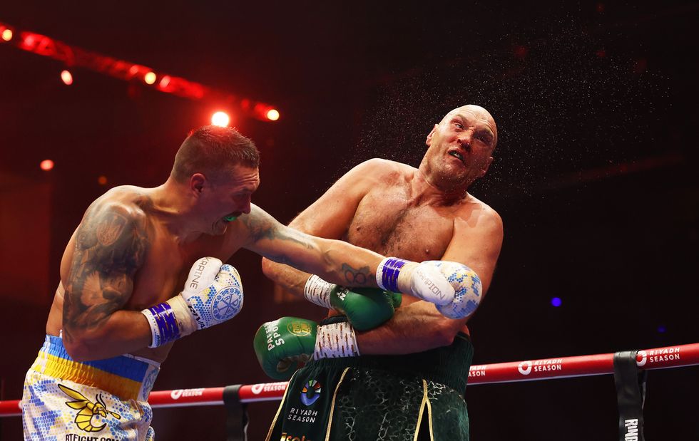 u200bOleksandr Usyk punches Tyson Fury in the ring