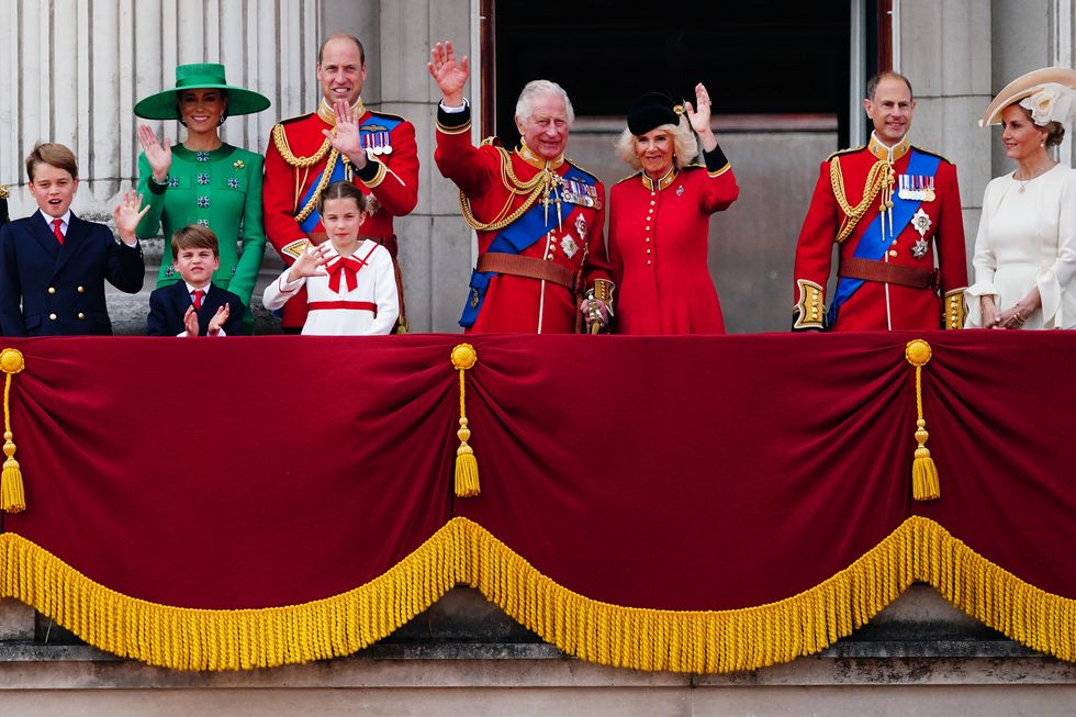 \u200bRoyal Family balcony wave