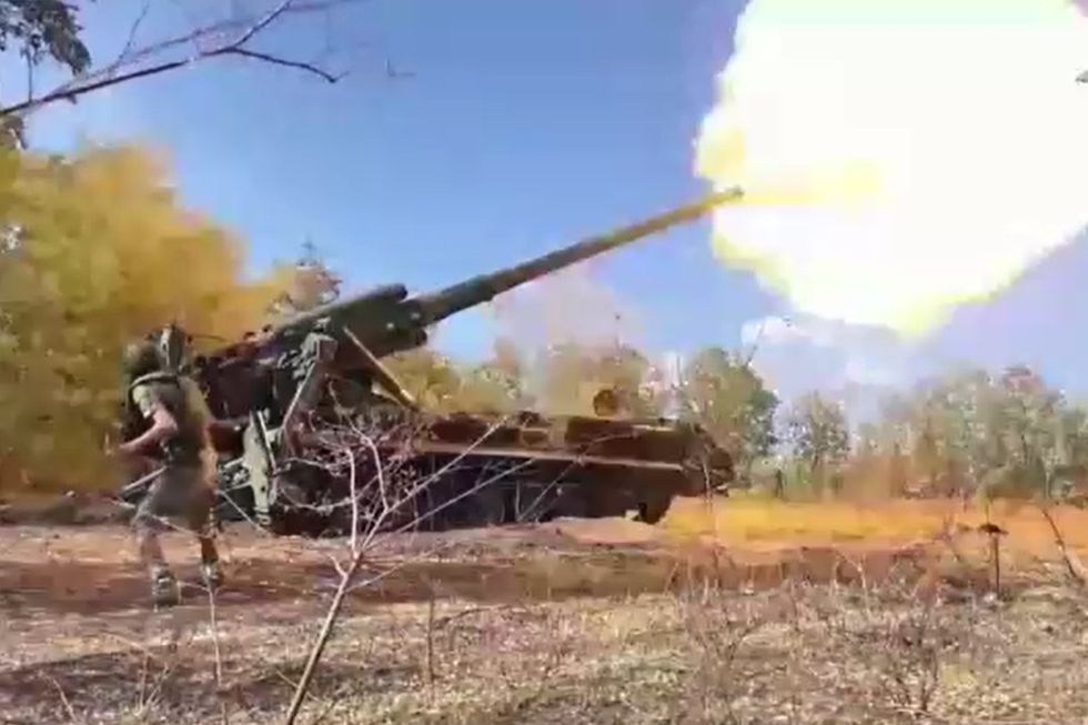 u200bRussian tank firing shells in Ukraine war