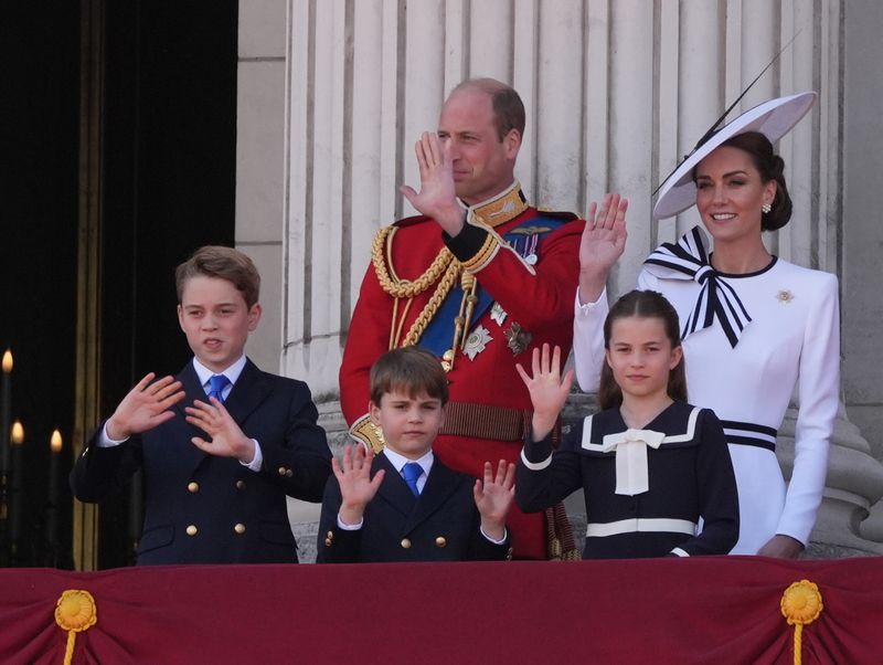 \u200bThe Waleses waving from Buckingham Palace's balcony