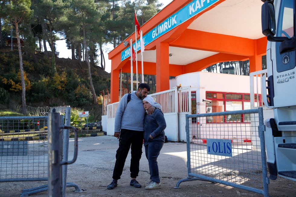 u200bTwo returning Syrian refugees, pictured at the Yayladagi border gate