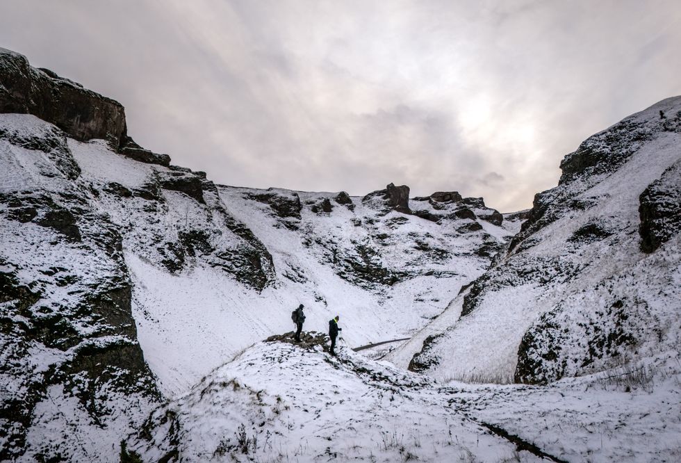 u200bWalkers on Winnats Pass in the Peak District, Derbyshire