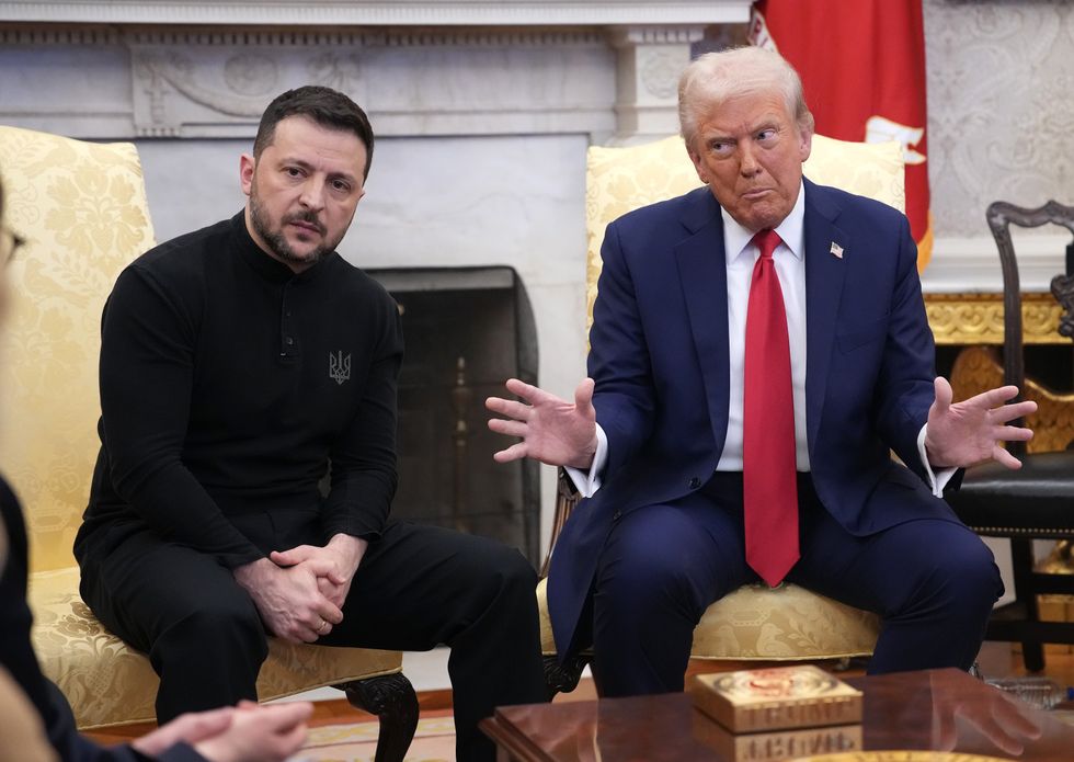 US President Donald Trump (R) and Ukrainian President Volodymyr Zelensky meet in the Oval Office